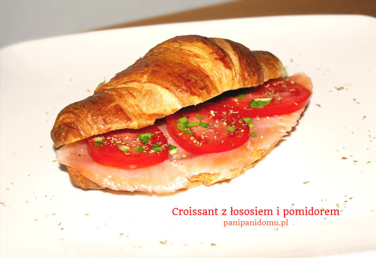 croissant-z-lososiem-i-pomidorem