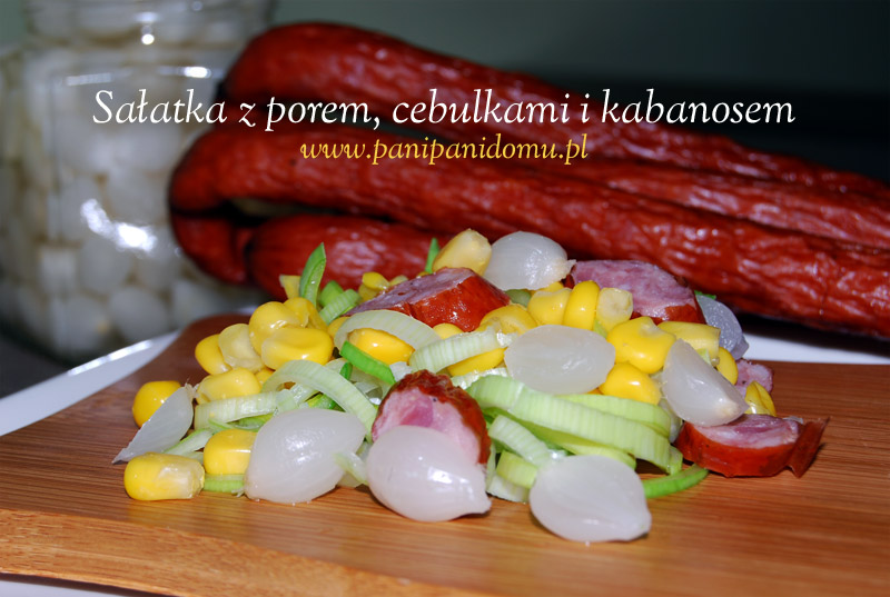 salatka-z-porem-cebulkami-i-kabanosem